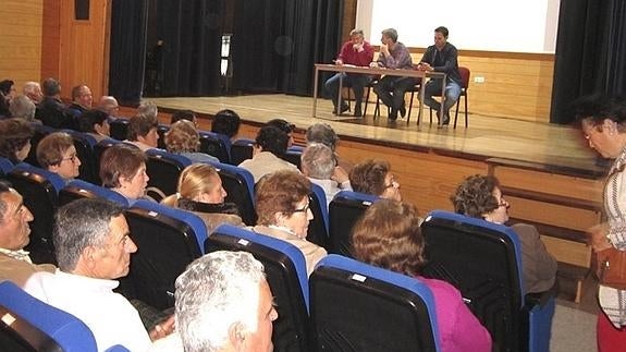 A la reunión acudieron unos 200 vecinos