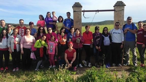Participantes en la actividad junto a uno de los pozos