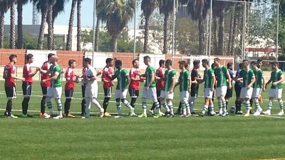 Saludo inicial entre ambos equipos