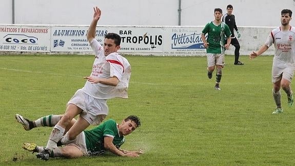 Edu roba un balón a un jugador del Aceuchal