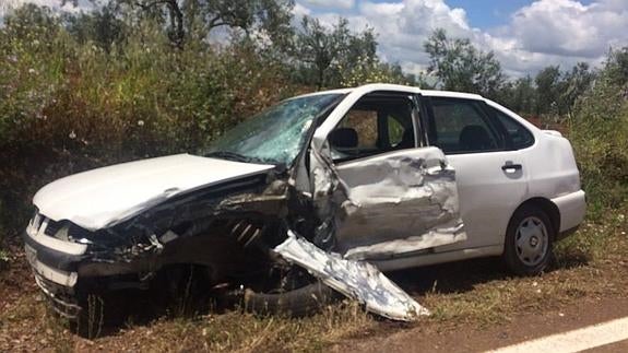 Una mujer herida leve en un choque lateral entre dos vehículos
