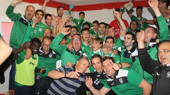Celebración de la victoria del Racing Valverdeño dentro de los vestuarios
