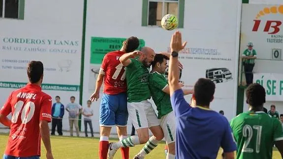 Jugada de la polémica, el colegido ve claramente el fuerte choque y deja continuar la accion que acabaría en el tercer gol visitante en una clara muestra de antideportividad