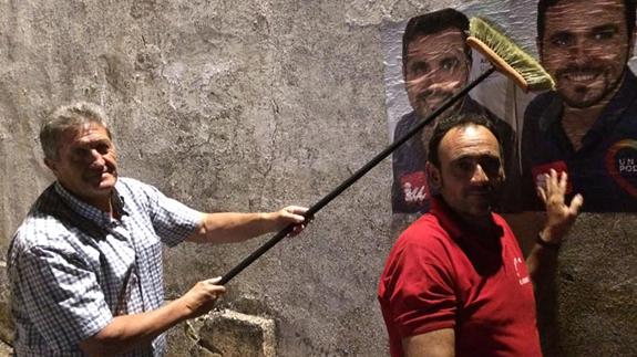 El grupo de Izquierda Unida en la pegada de carteles