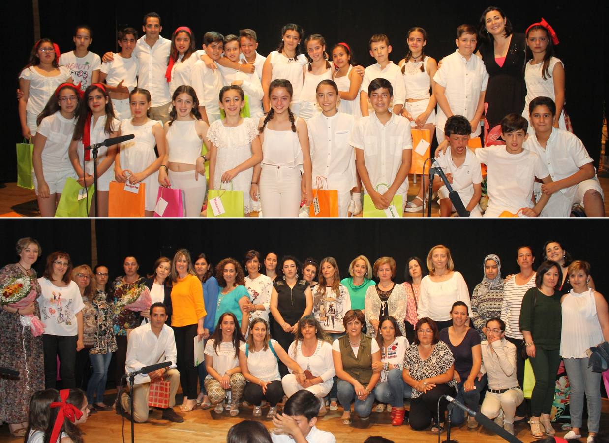 Alumnos y tutores de 6º. Abajo el grupo de madres de los alumnos graduados