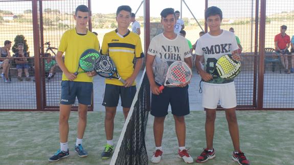 A la izquierda, Juan y Alex, ganadores de la final. A la derecha los subcampeones Dani y Alex