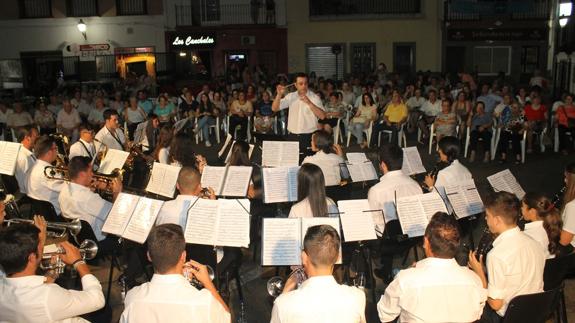 Miembros de la Banda y público asistente al concierto de verano