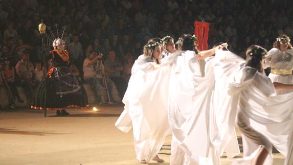 La Diabla observa detenidamente a los Ángeles del Bien