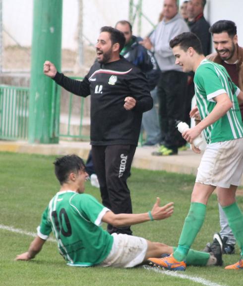 Pajita celebra uno de los goles del último ascenso