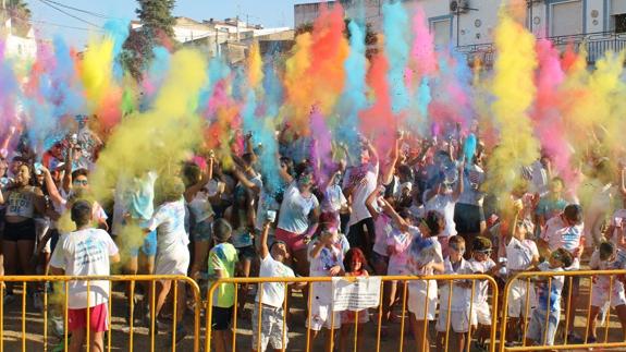 Momento de la explosión de colores en la Fiesta Holi