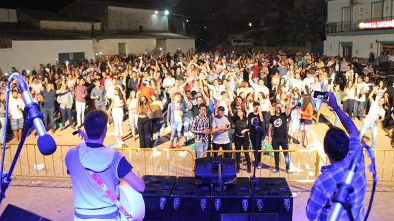 Un público entregado a la actuación de Los Cassettes