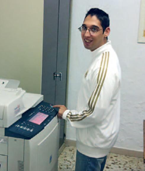 'Antoñito' realizando alguna de las tareas en el Ayuntamiento