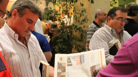 Jorge, de Viajes Lince y Fernado Antúnez, de Montajes Eléctricos, observando la primera edición de HOY Valverde en octubre de  2011