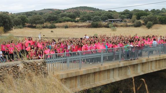 Todos los participantes en la ruta senderista sobre uno de los puentes del arroyo