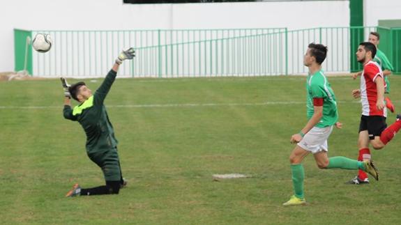 Rubén la pica ante la salida del portero rival en uno de sus tres goles