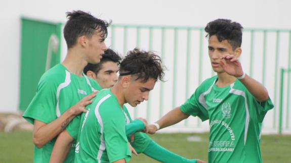 Rubén es felicitado por sus compañeros en uno de los goles de esta temporada