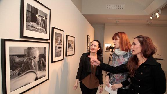 Autoras de la exposición y directora del Área de Cultura de la Diputación, ante las fotos de la Abuela de Valverde