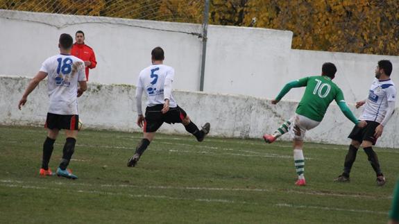 José Mari dispara a puerta para hacer el único gol del encuentro