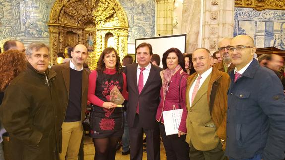 Representantes de Valverde de Leganés con el presidente de la Junta de Extremadura, Guillermo Fernández Vara