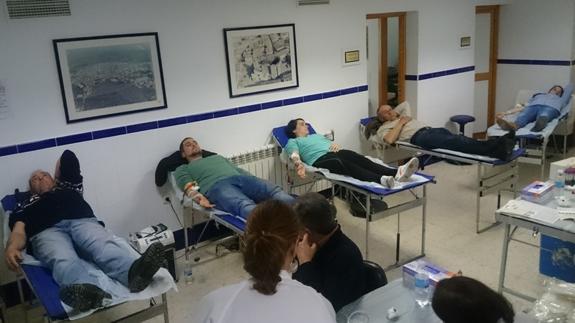 Varios valverdeños durante las donaciones