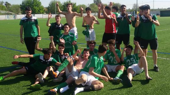 Celebración de los juveniles sobre el terreno de juego
