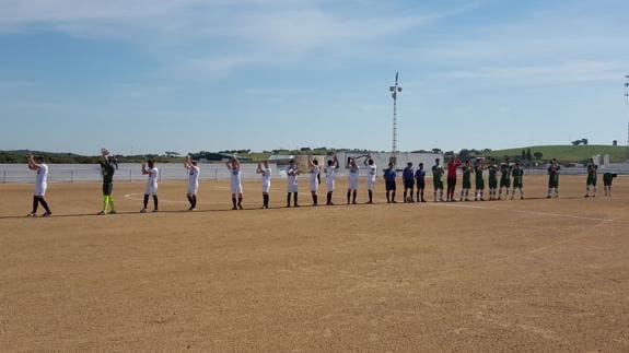 Saludo inicial de ambos equipos