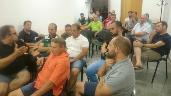 Intercambio de opiniones de los socios y directivos del club