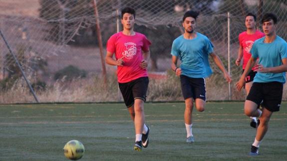 Loiro y Nandy, de Los Guacamayos, persiguen a Albertino, de Cervecería Pajita