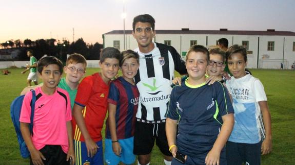Los pequeños de la localidad se fotografiaron con los jugadores pacenses, entre ellos, Alex Herrera