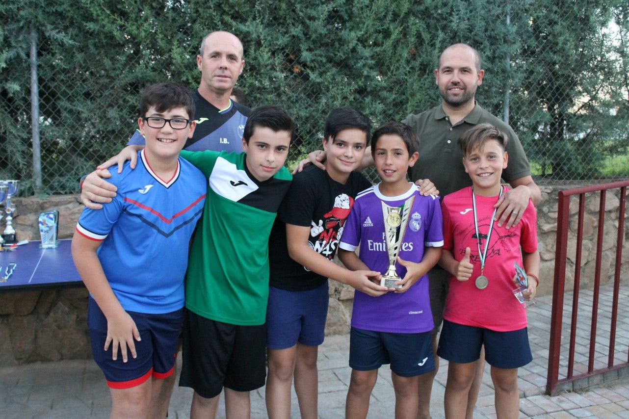 Entrega de las medallas a uno de los equipos campeones