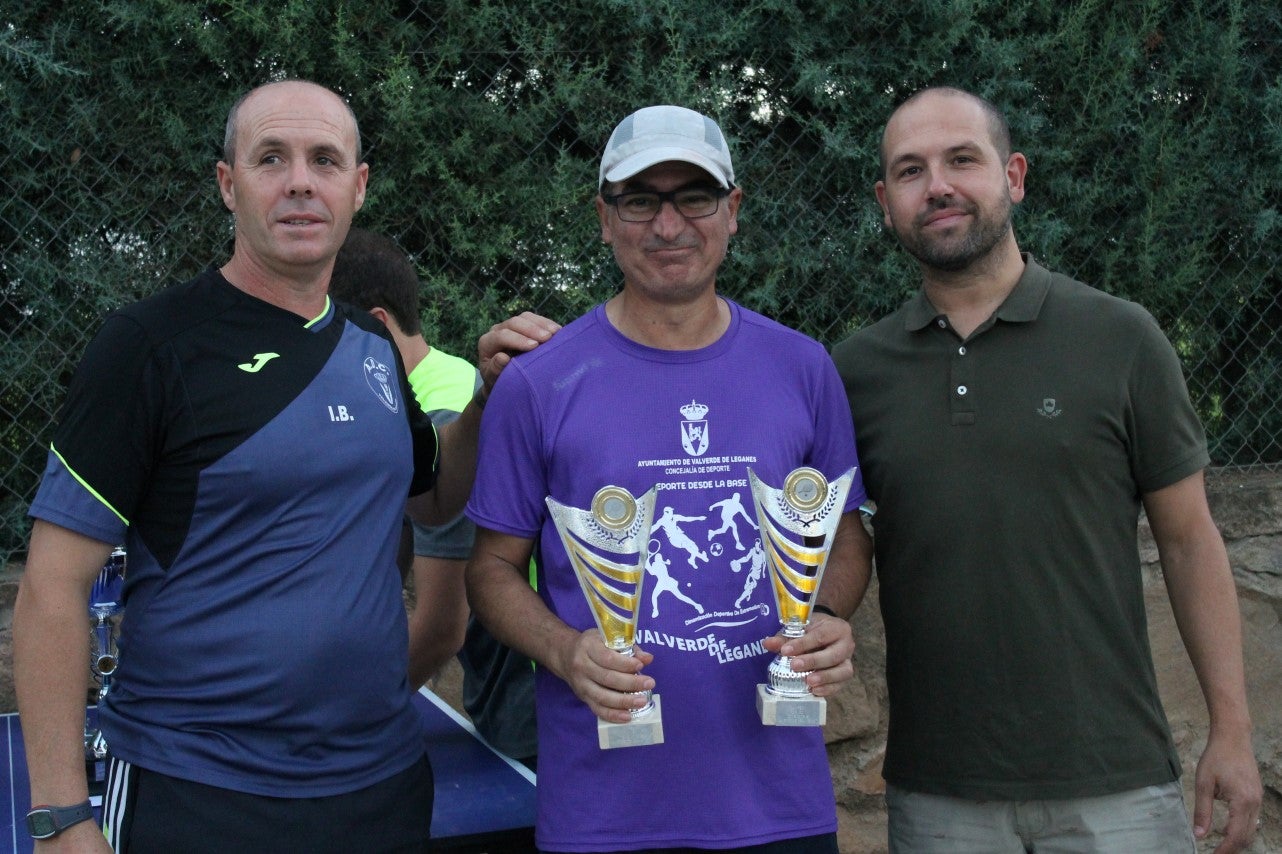 Juan Durán recoge el torfeo de campeones