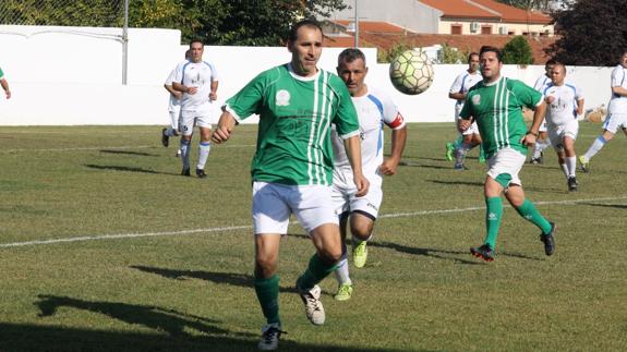Julián controla en una jugada de ataque valverdeña