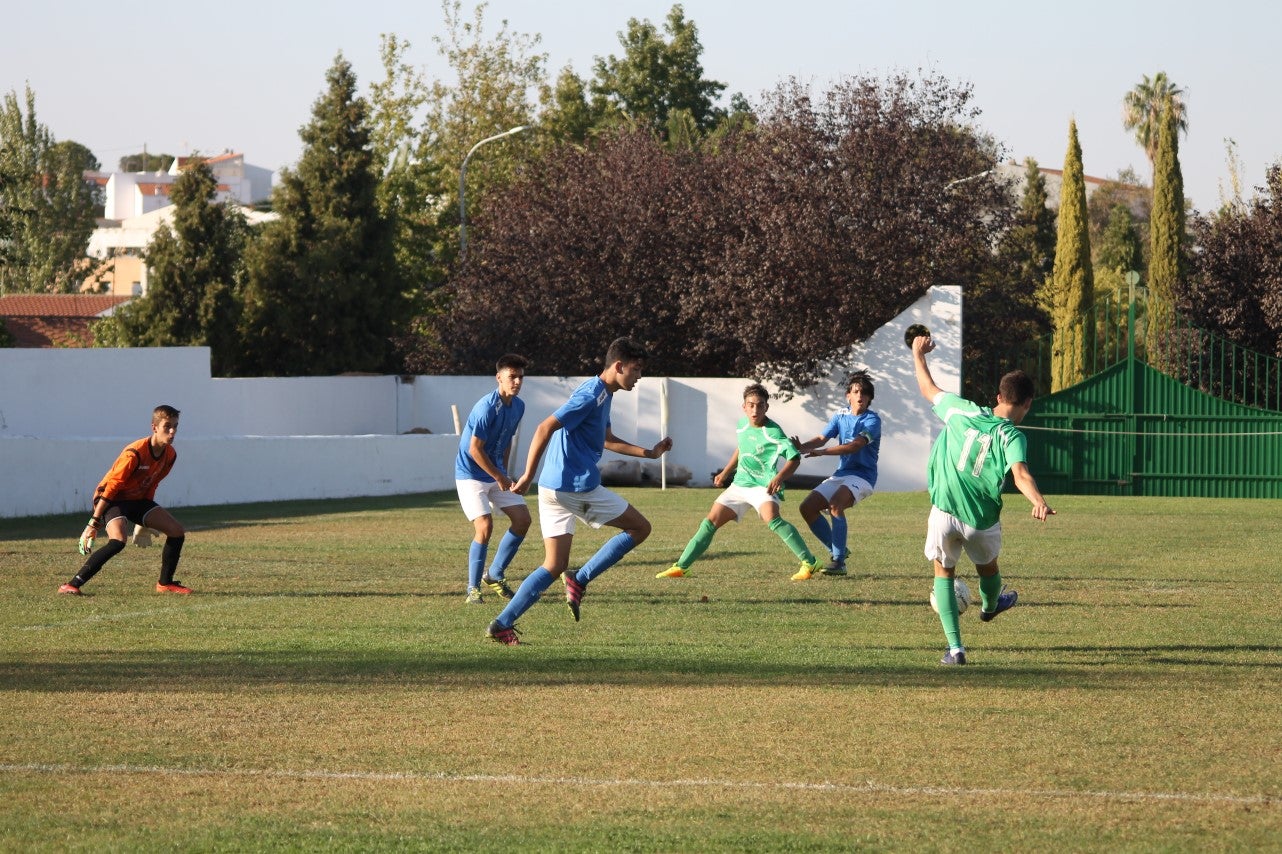 Rubén lanza a portería en el segundo gol valverdeño