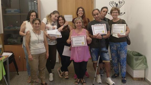 Algunos alumnos con su certificado, junto a Fátima