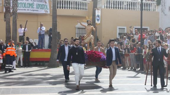 Los jóvenes valverdeños llevan al Cristo hacia el Encuentro