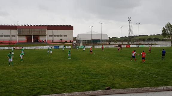 Inicio de la segunda parte del partido en Oliva