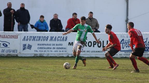 Alberto dio el triunfo en el tramo final del partido