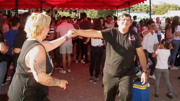 Bailando un rock and roll en la caseta de Luis Marín