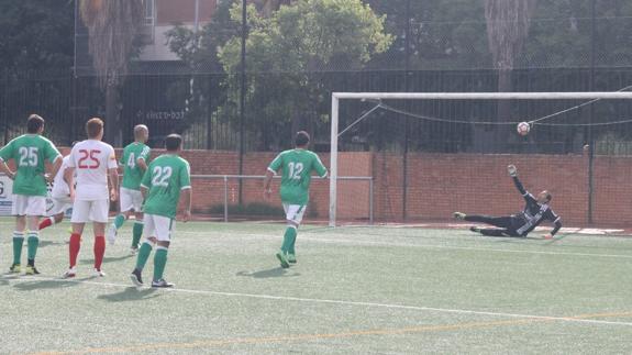 Raúl casi logra atajar el penalti lanzado por Copito