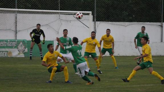 Jugada en la que los valverdeños reclamaron penalti sobre Alberto