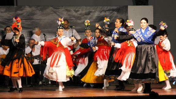 Actuación de los Coros y Danzas de Valverde de Leganés