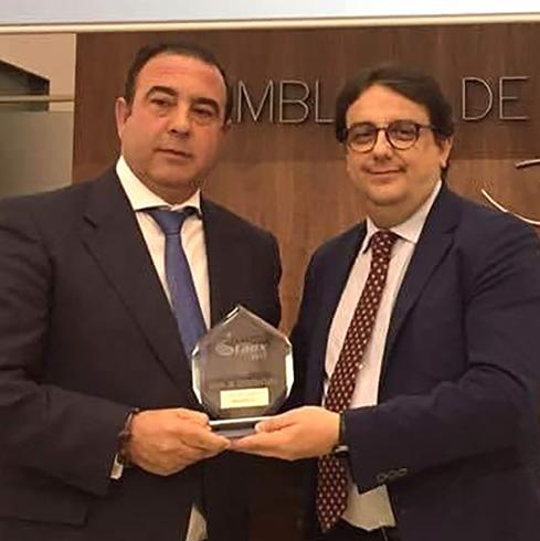 Lorenzo Florencio recibiendo el premio de Otaex y Apamex a Iberdoex de manos del Consejero de Sanidad