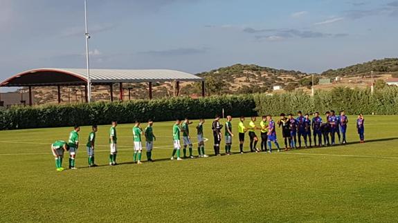 Salto al terreno de juego en el inicio del encuentro