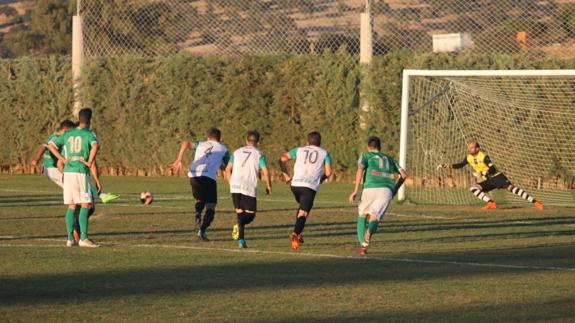 El meta visitante Alex para el penalti a Borja para mantener la ventaja de su equipo