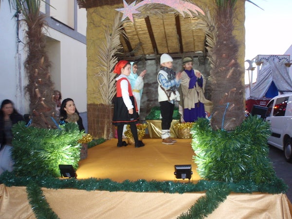 Pastores ataviados para la ocasión con trajes navideños que despiertan la atención del público asistente