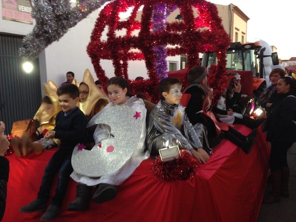 LLama la atención el colorido de alguna de las carrozas que desfilaron por las calles de Villafranca de los Barros