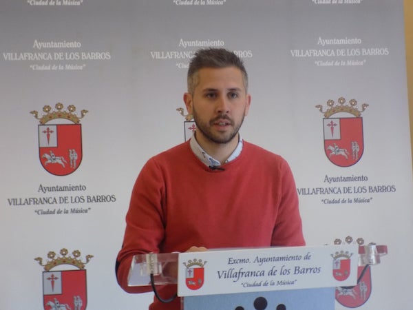 El concejal de Turismo, Alfonso Solís, dando explicaciones de la presencia de Villafranca de los Barros en FITUR. 