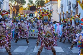 La comparse Los Cocolocos triunfan en el gran desfile de pasacalles del Carnaval emeritense