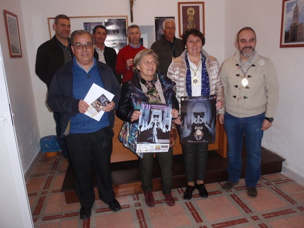 Todos los Hermanos Mayores de las distintas cofradías posan junto al párroco del Valle, José Cordero. 