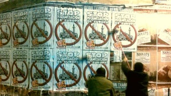 Pegada de carteles en una campaña electoral. 